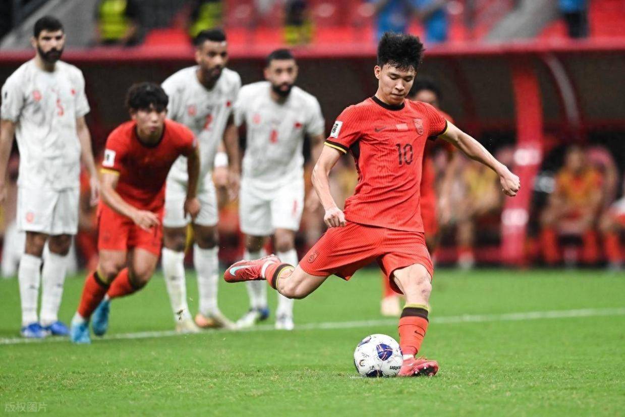 国足收官第2天,王钰栋留洋法甲重大突破,范志毅承诺帮他找关系